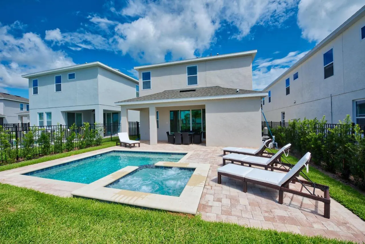 Cozy By Rentyl Near With Private Pool & Amenities - 7416m Holiday home