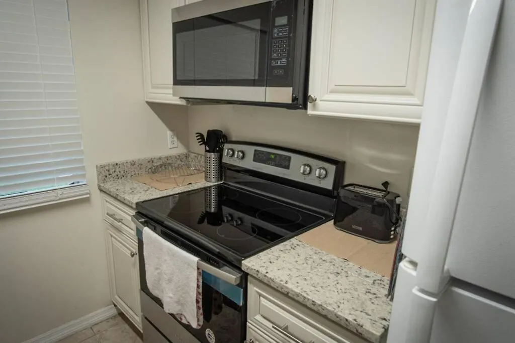 Spacious Home, Close To Attractions, Sleeps 4
