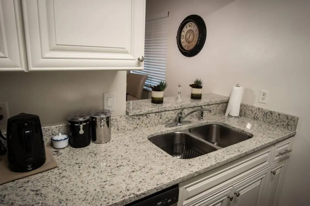 بيت للعطل Spacious Home, Close To Attractions, Sleeps 4 *