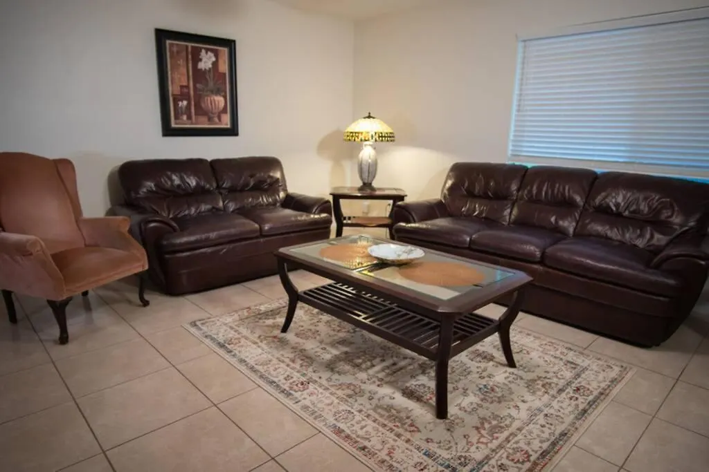 Spacious Home, Close To Attractions, Sleeps 4