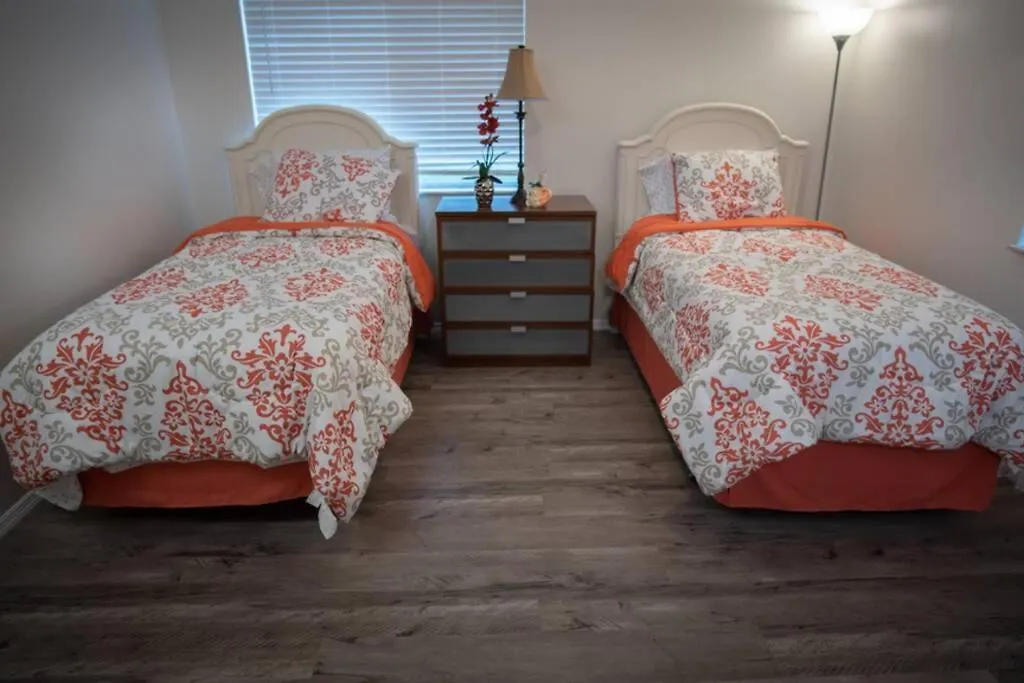 بيت للعطل Spacious Home, Close To Attractions, Sleeps 4 *