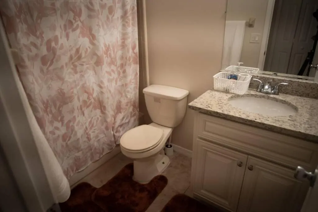Spacious Home, Close To Attractions, Sleeps 4 *