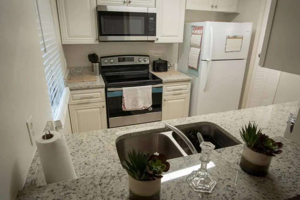 Spacious Home, Close To Attractions, Sleeps 4