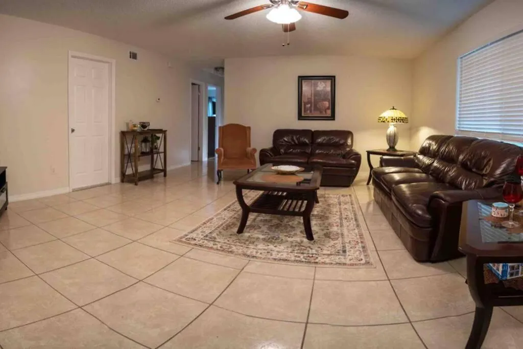 Spacious Home, Close To Attractions, Sleeps 4 بيت للعطل *