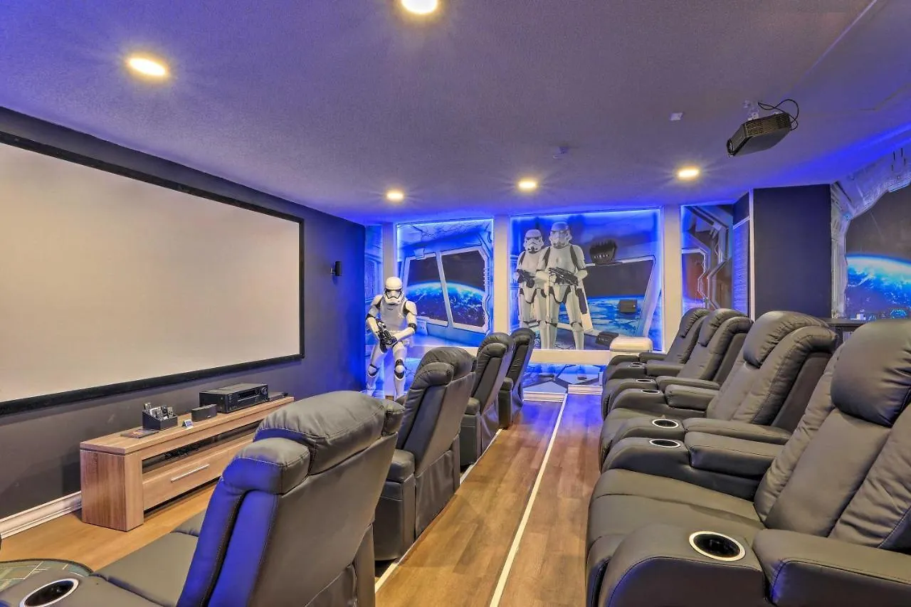 With Theater, Bar And Poolside Cinema! Four Corners