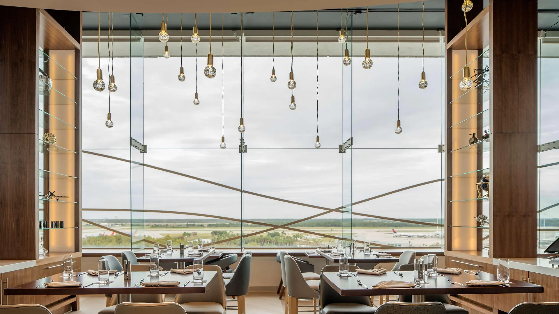 Hyatt Regency International Airport 4*