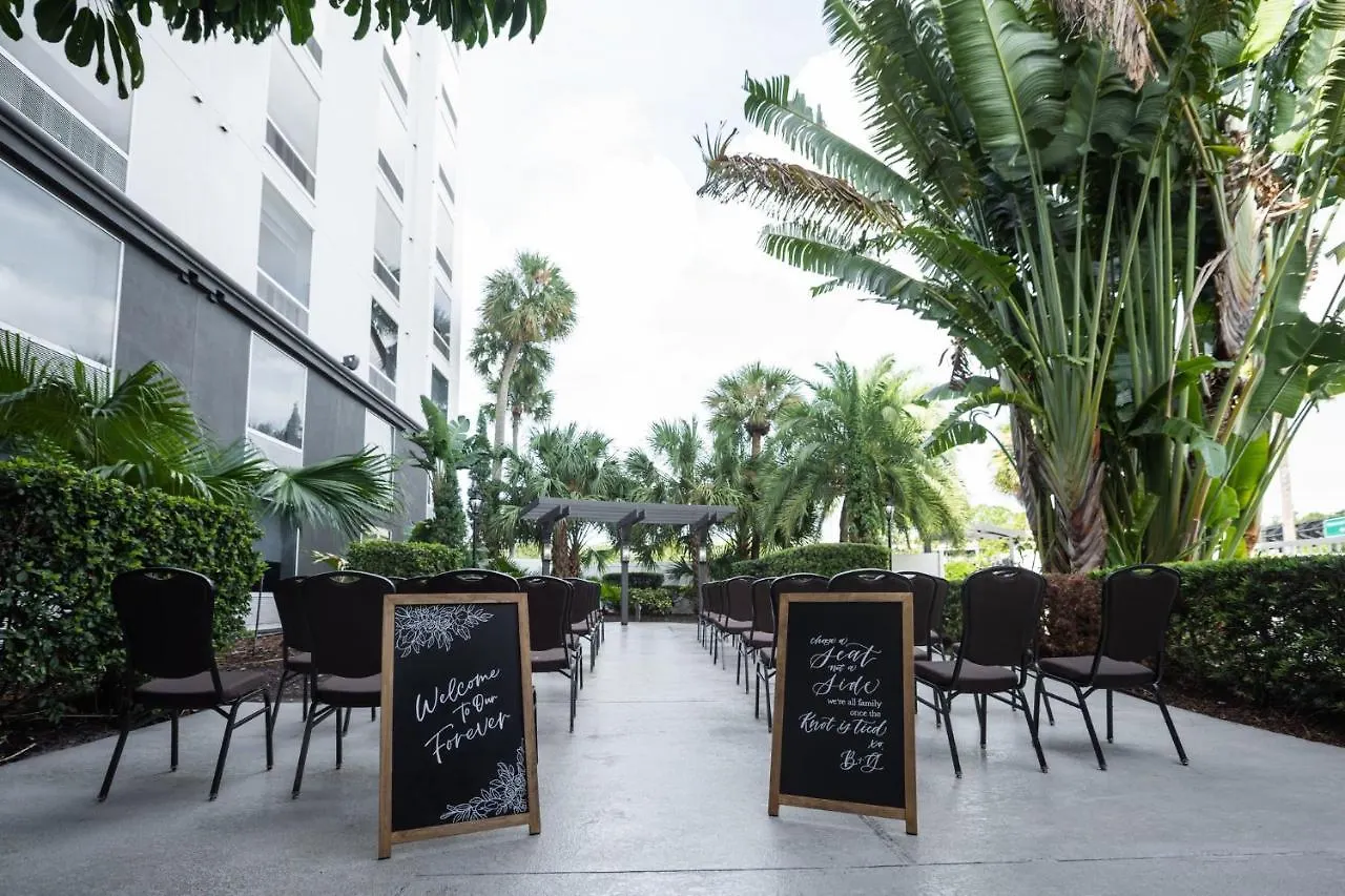 & Across From Universal By Ihg אתר נופש
