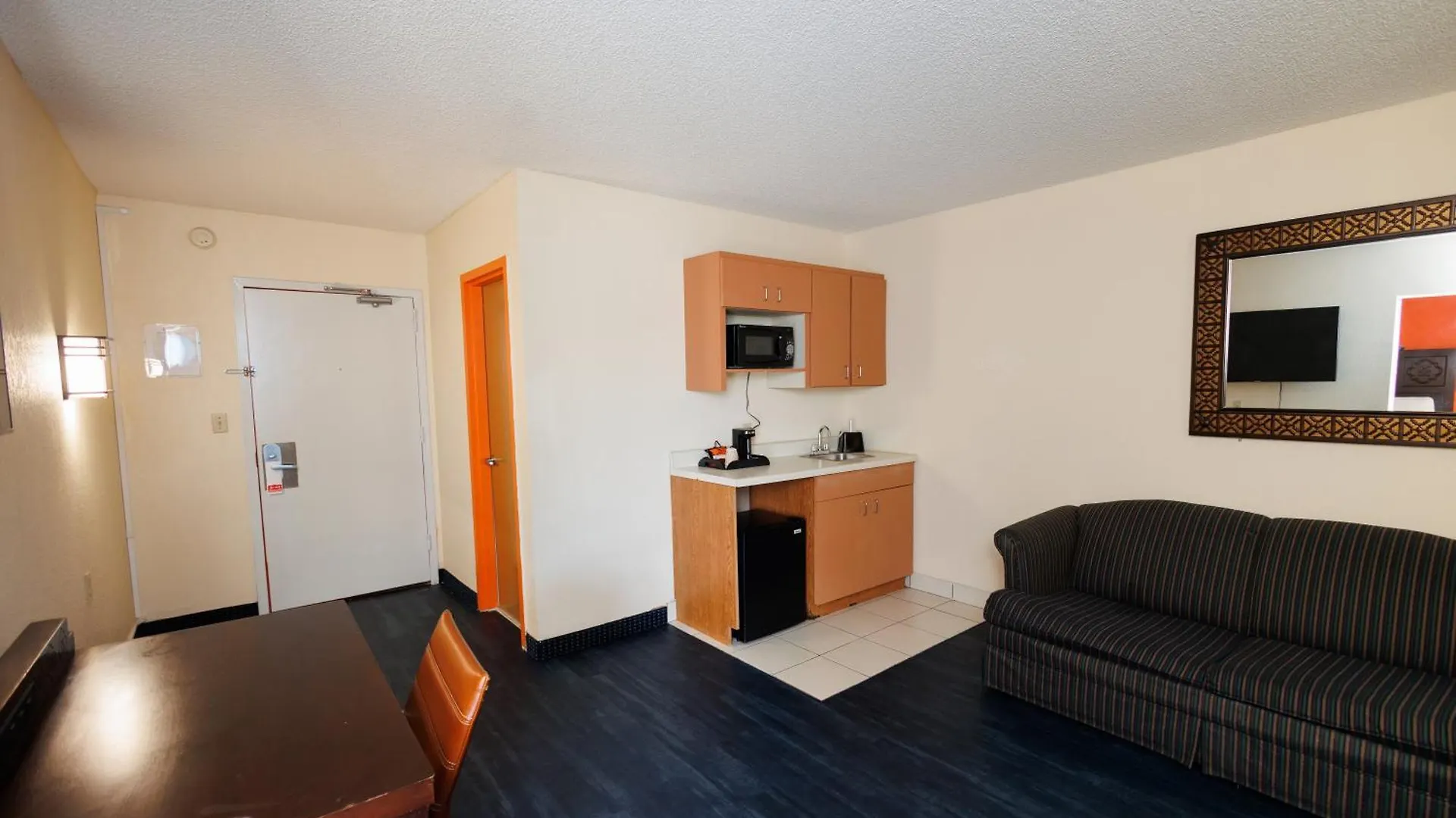Garnet & Suites, Hotel