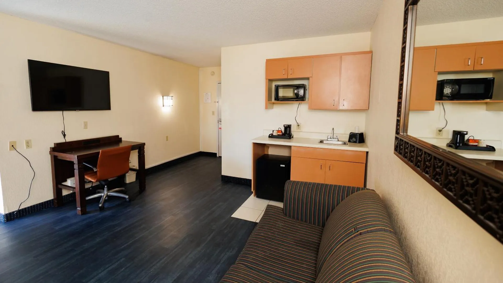 Garnet & Suites,