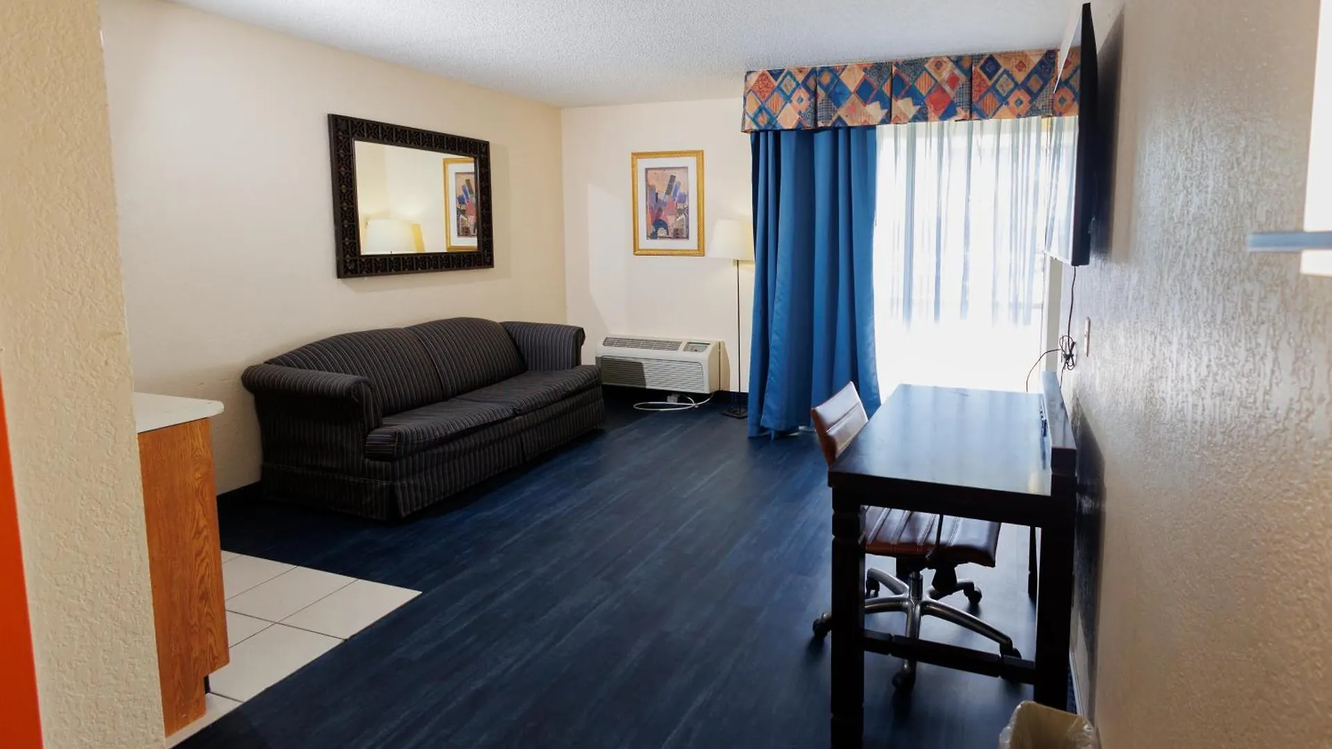Hotel Garnet & Suites,