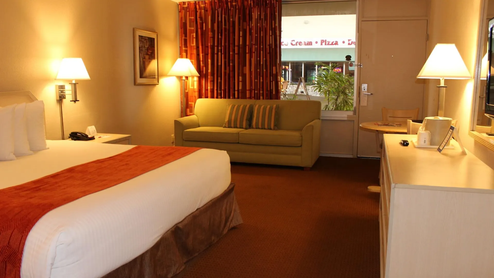 Ramada By Wyndham Kissimmee Gateway - Free Theme Park Shuttle Hotel 3*