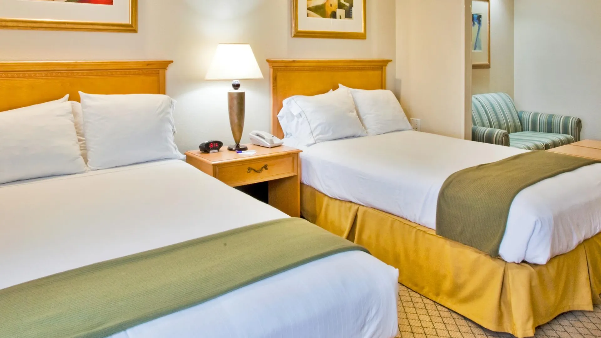 Resort & Across From Universal By Ihg Orlando
