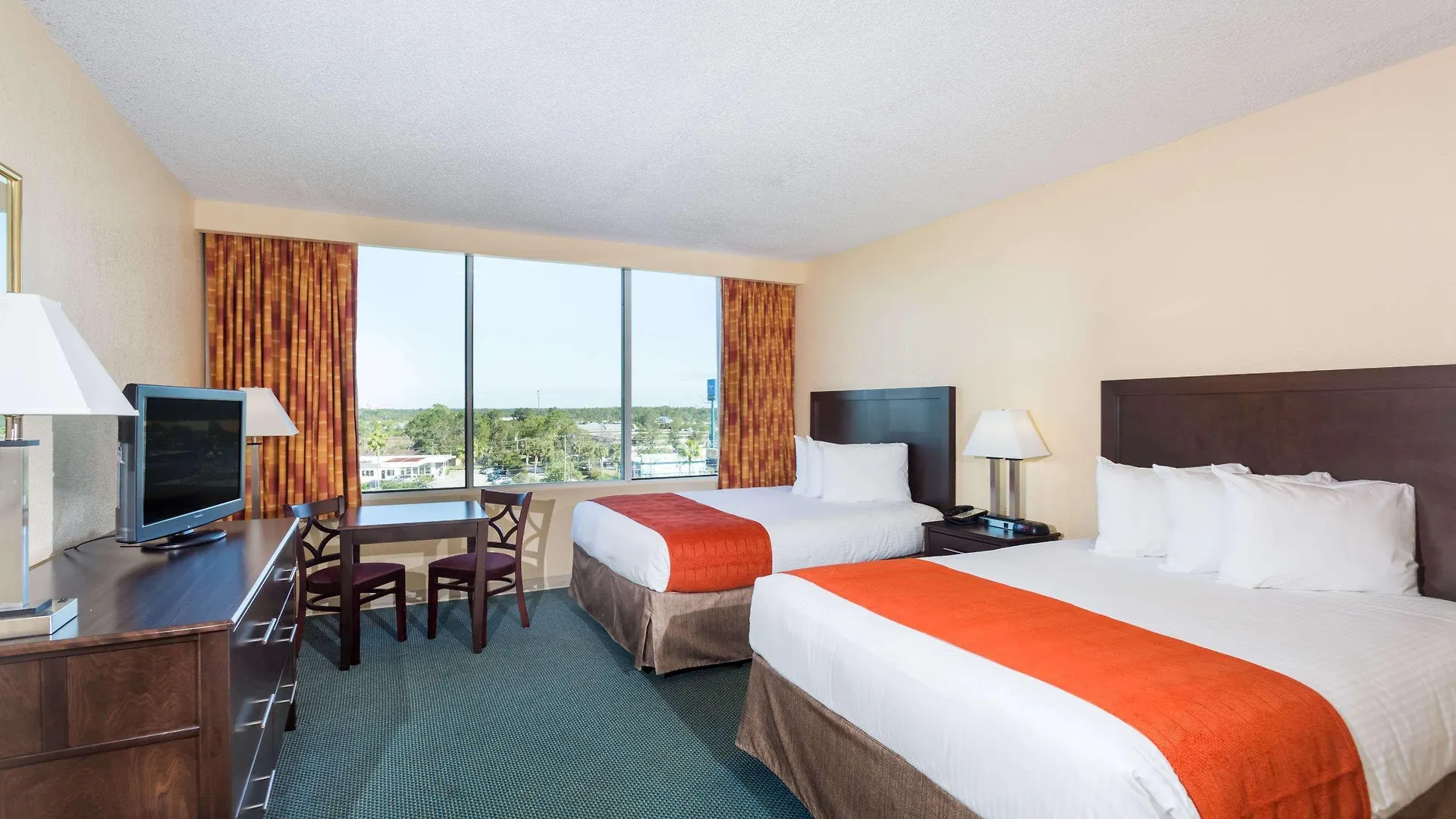 Ramada By Wyndham Kissimmee Gateway - Free Theme Park Shuttle