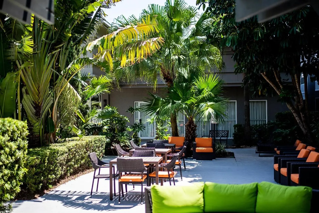 Resort & Across From Universal By Ihg 3*