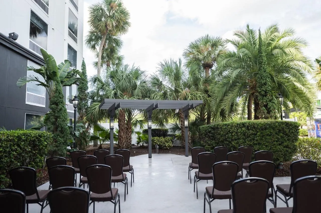 Resort & Across From Universal By Ihg 3*
