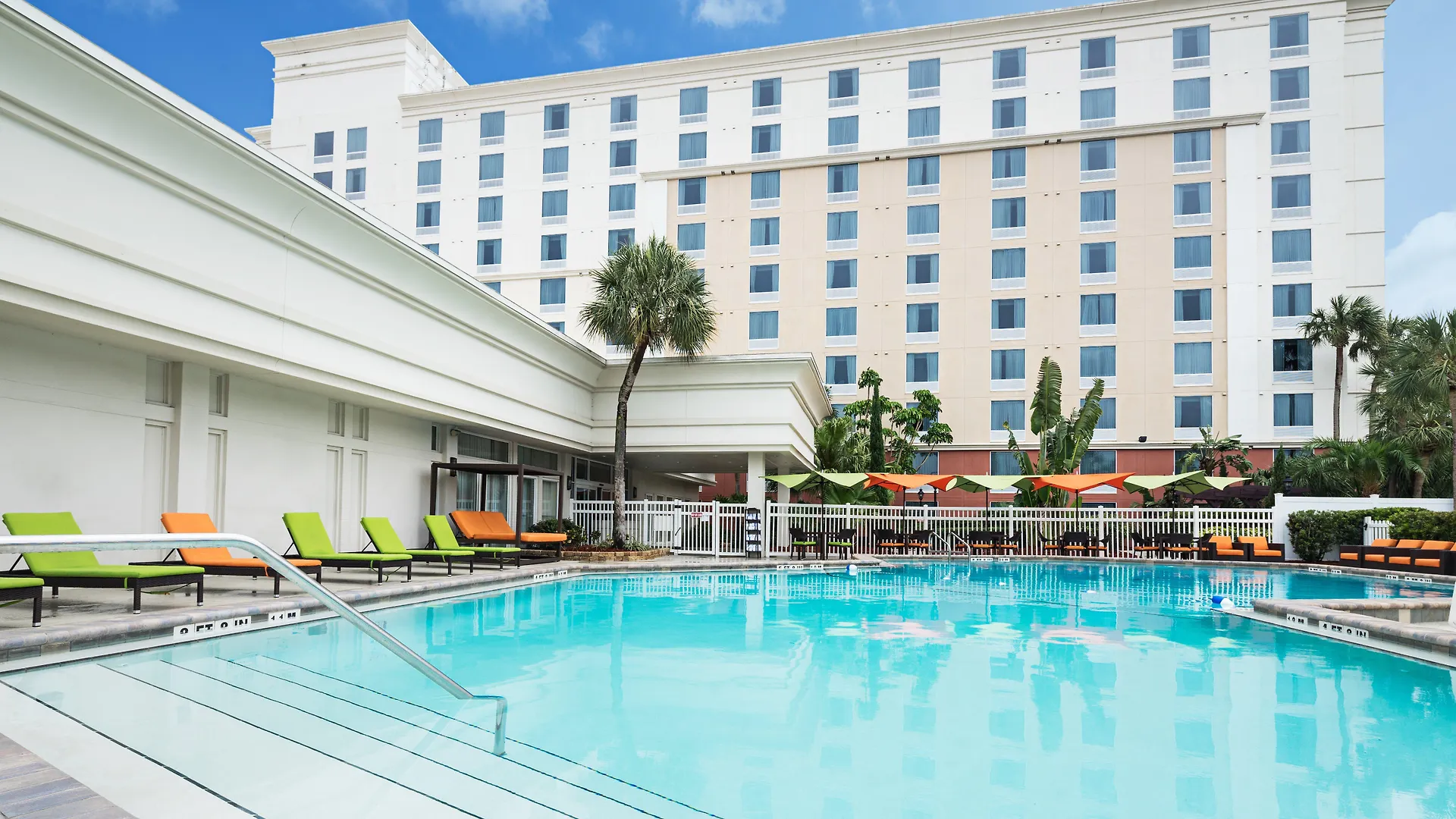 & Across From Universal By Ihg 3*