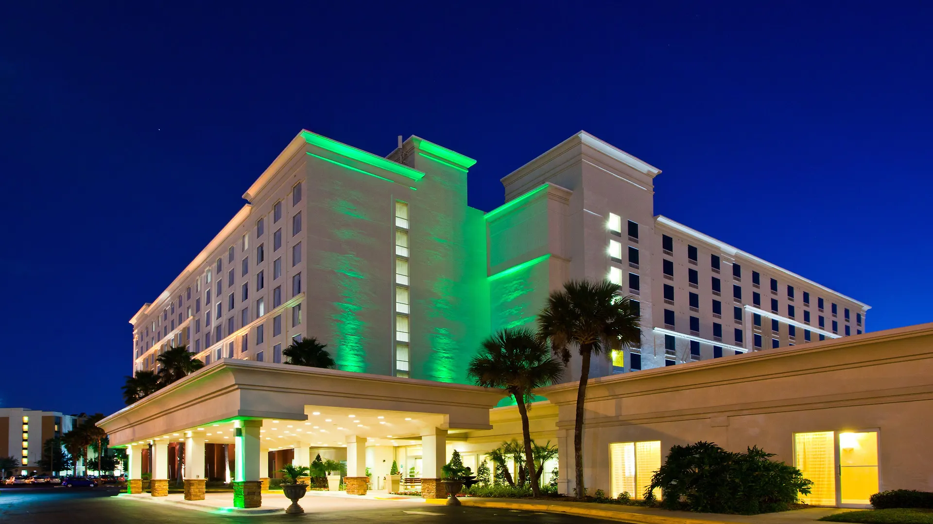 & Across From Universal By Ihg 3*