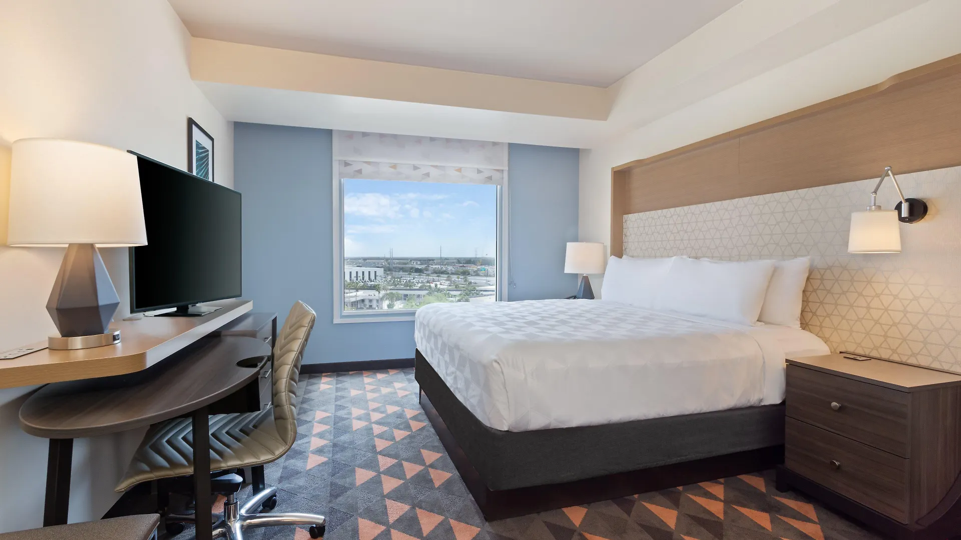 & Across From Universal By Ihg Resort 3*