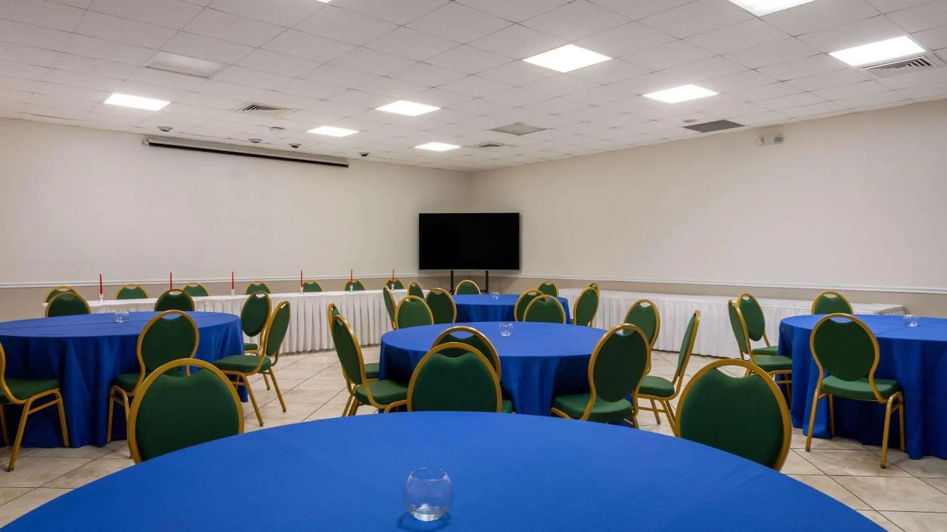 Ramada By Wyndham Kissimmee Gateway - Free Theme Park Shuttle Hotel Four Corners