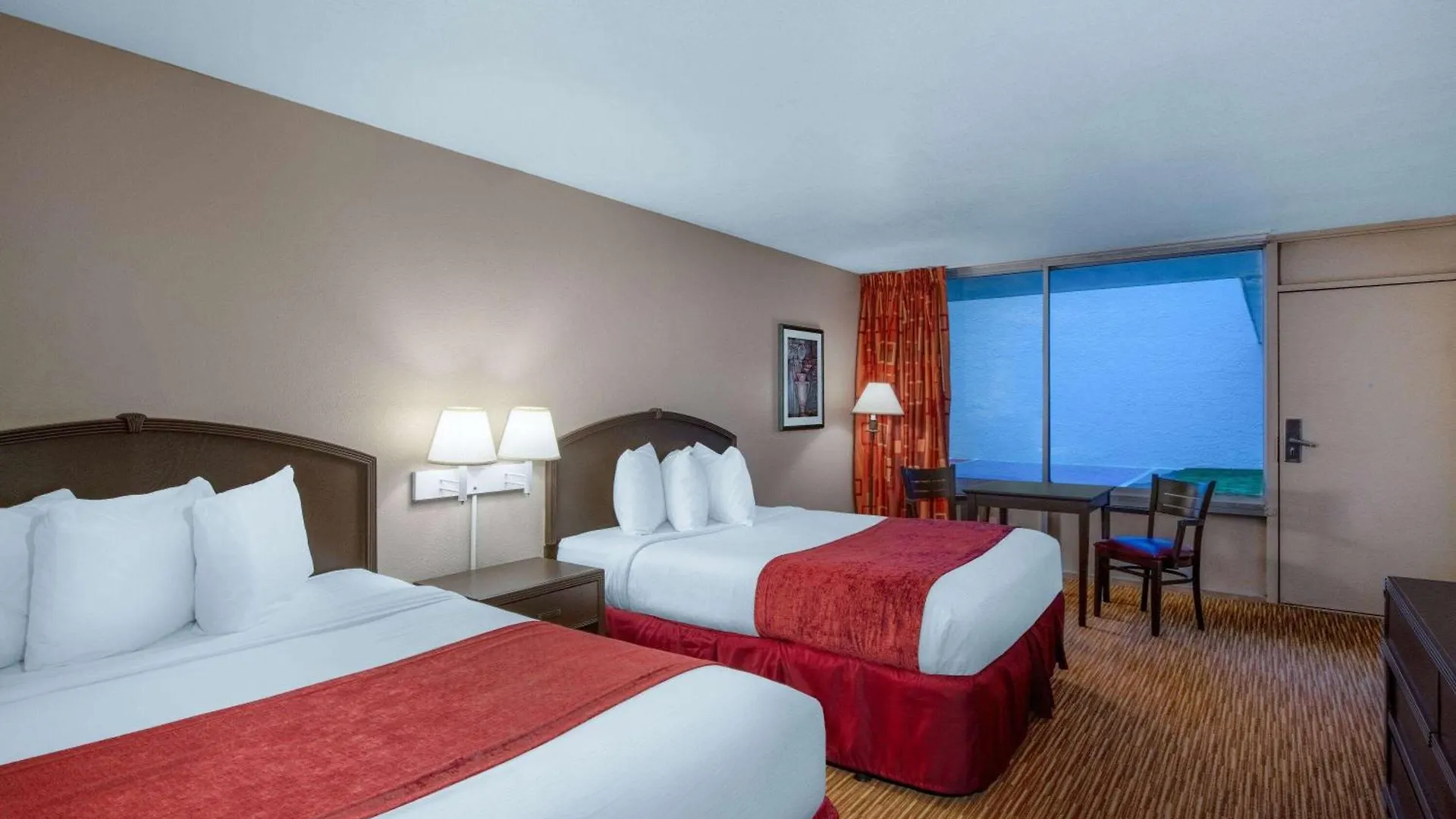 Ramada By Wyndham Kissimmee Gateway - Free Theme Park Shuttle Hotel Four Corners