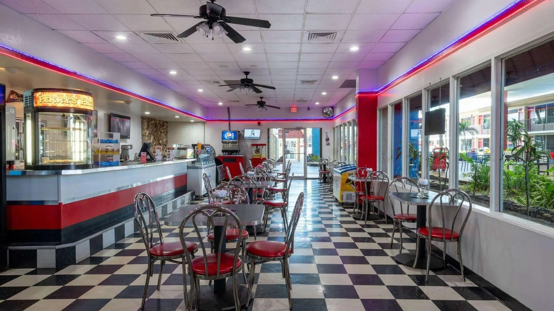 Ramada By Wyndham Kissimmee Gateway - Free Theme Park Shuttle Hotel