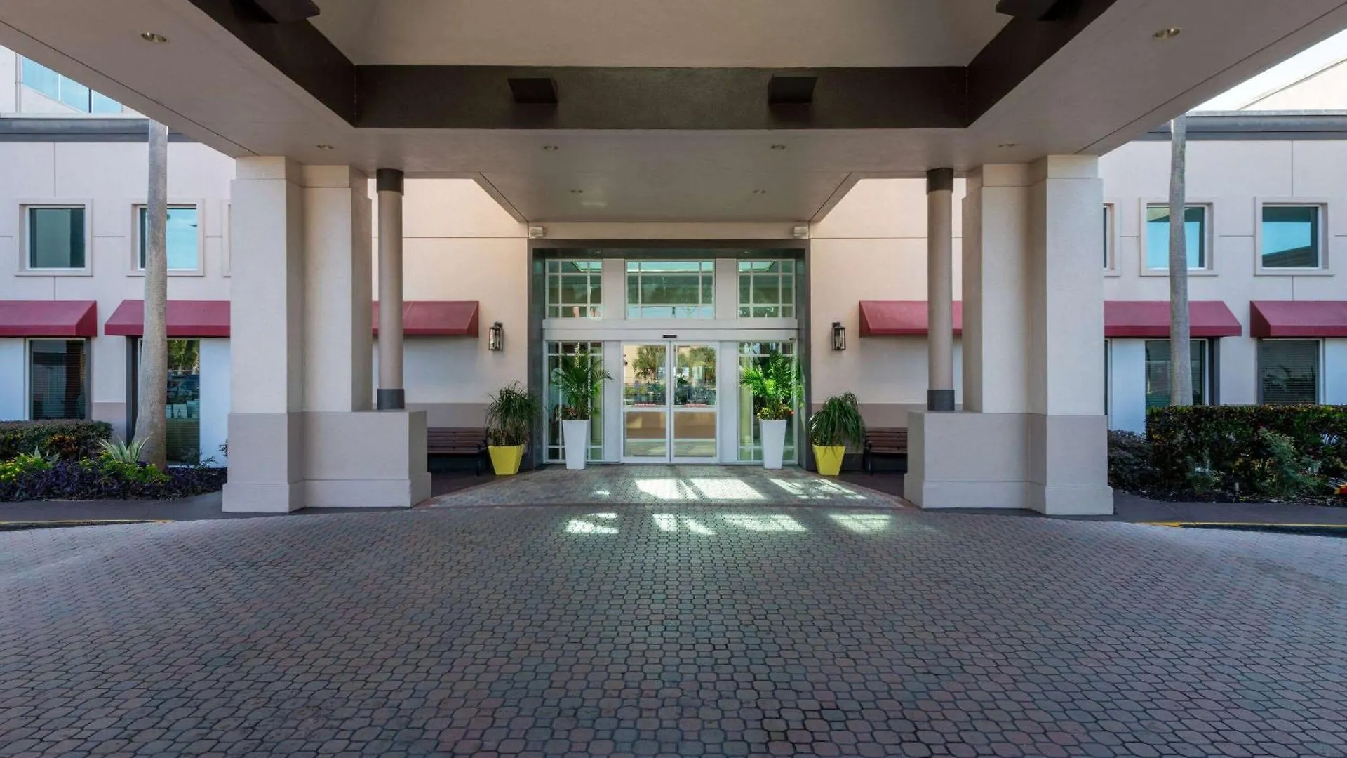 Ramada By Wyndham Kissimmee Gateway - Free Theme Park Shuttle