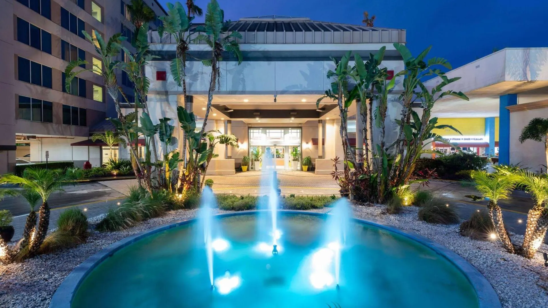 Ramada By Wyndham Kissimmee Gateway - Free Theme Park Shuttle