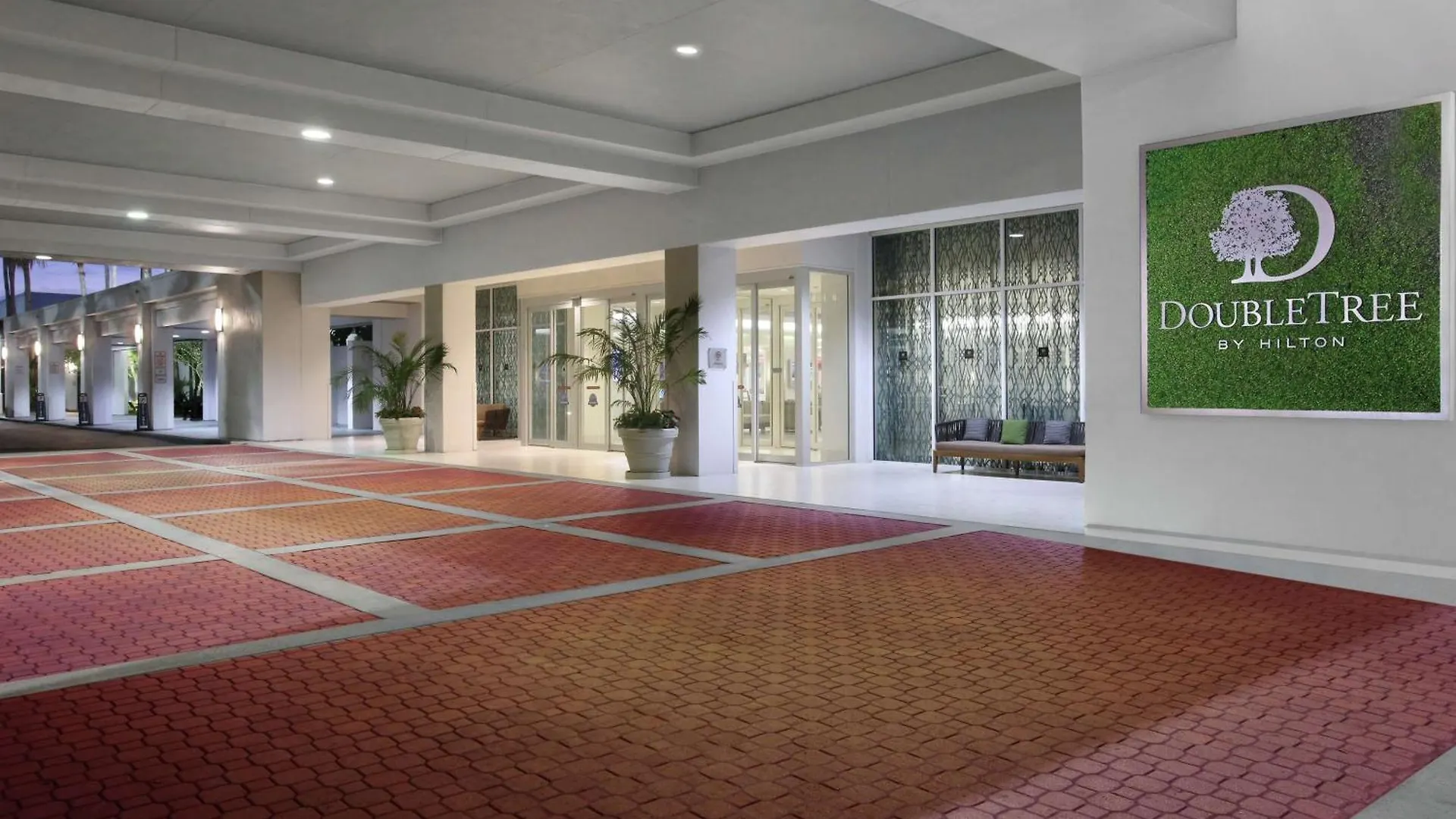 Doubletree By Hilton At The Entrance To Universal Hotel Orlando