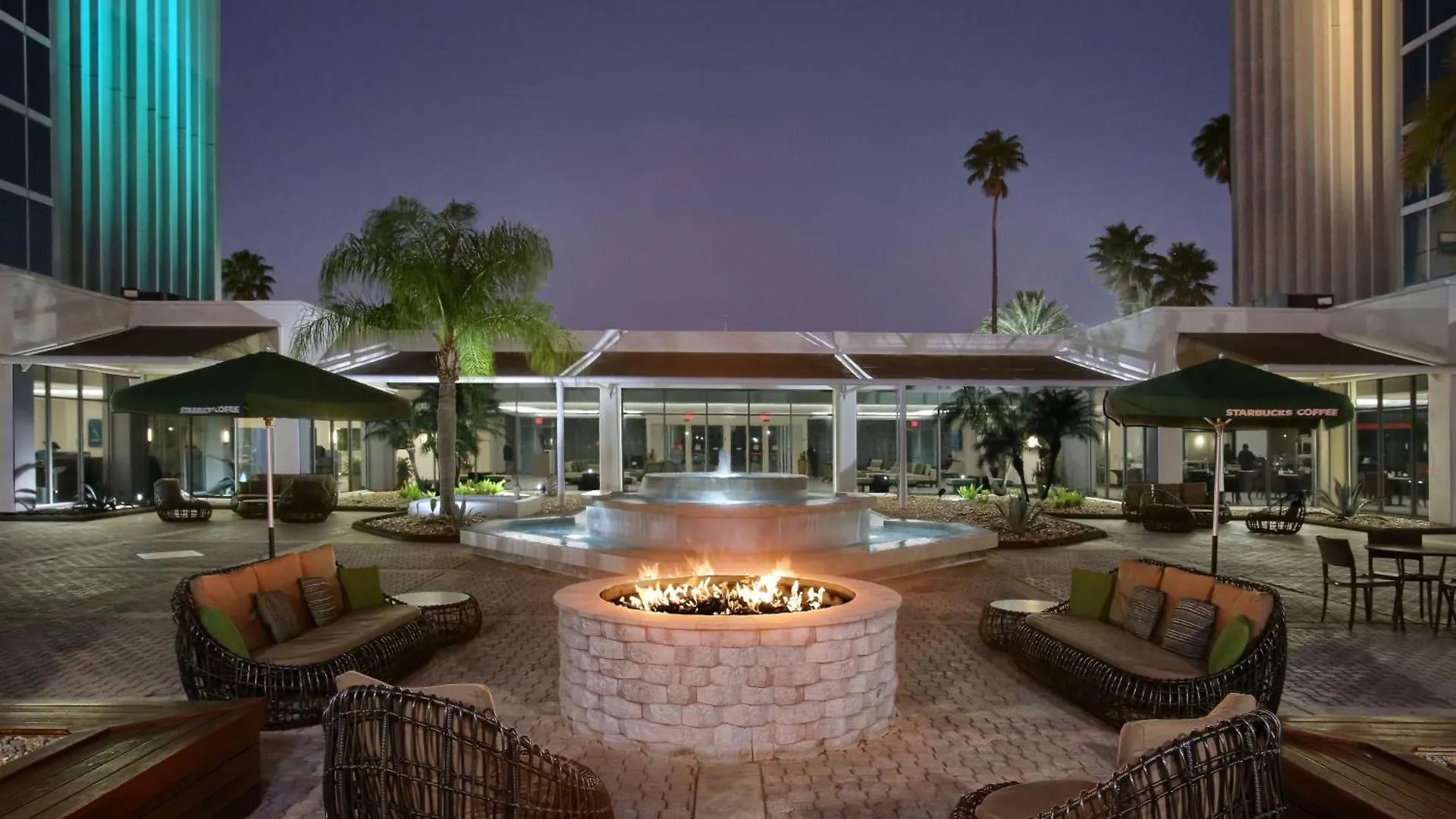 Doubletree By Hilton At The Entrance To Universal Hotel Orlando