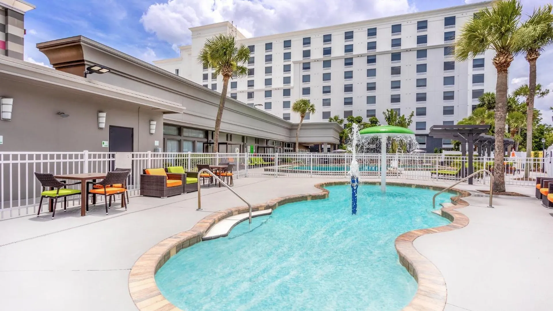 & Across From Universal By Ihg Resort 3*