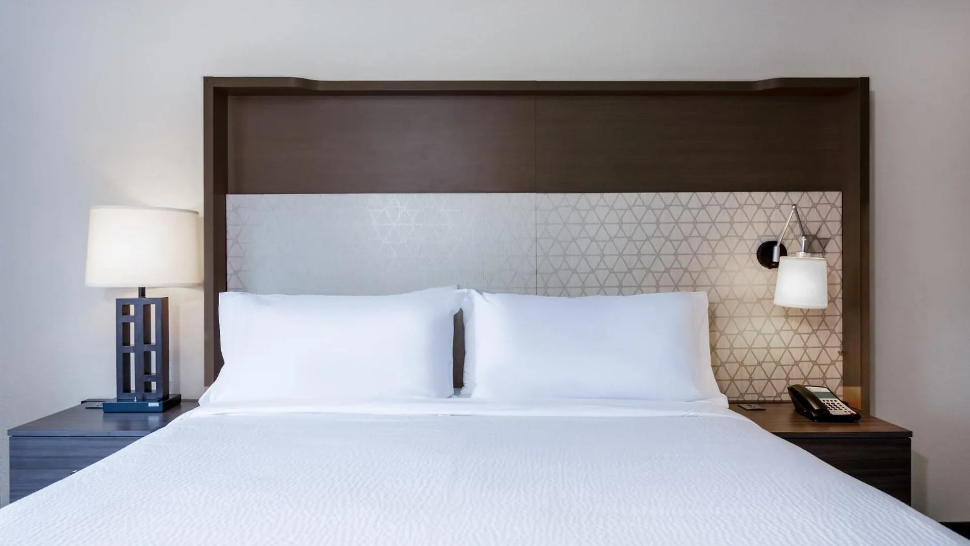 Resort & Across From Universal By Ihg Orlando