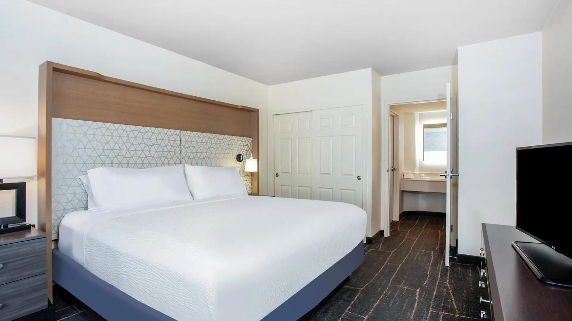 & Across From Universal By Ihg 3*