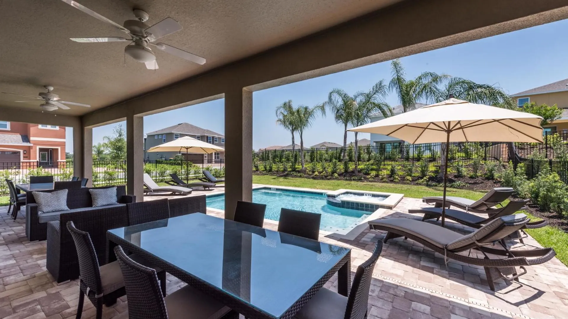 Spacious By Rentyl Near With Private Pool & Amenities - 391f Semesterbostad