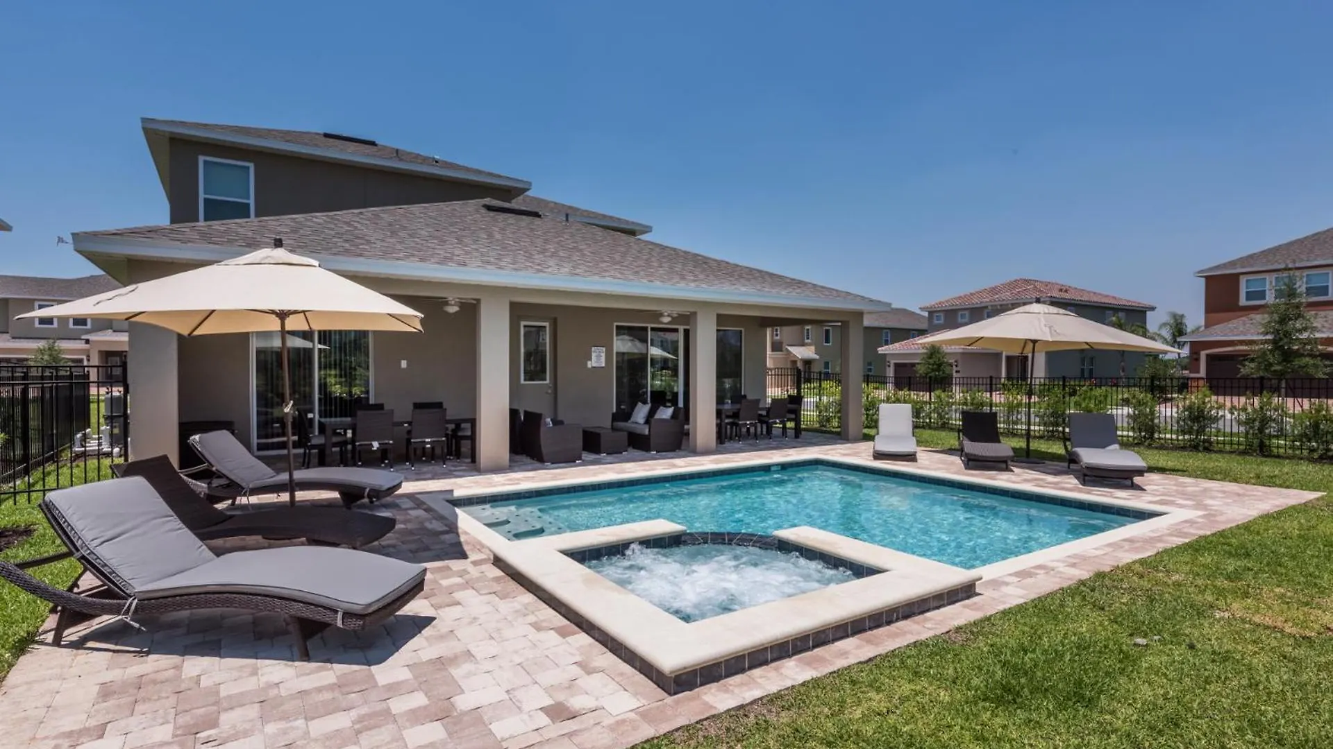 Spacious By Rentyl Near With Private Pool & Amenities - 391f Semesterbostad Orlando