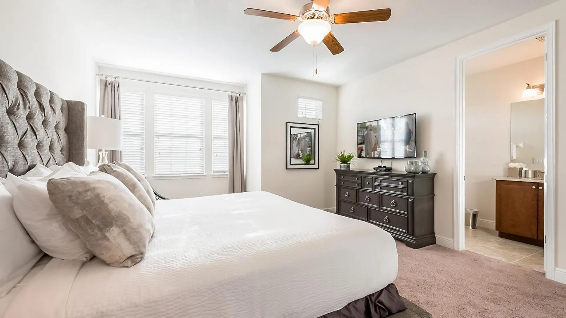 Semesterbostad Spacious By Rentyl Near With Private Pool & Amenities - 391f