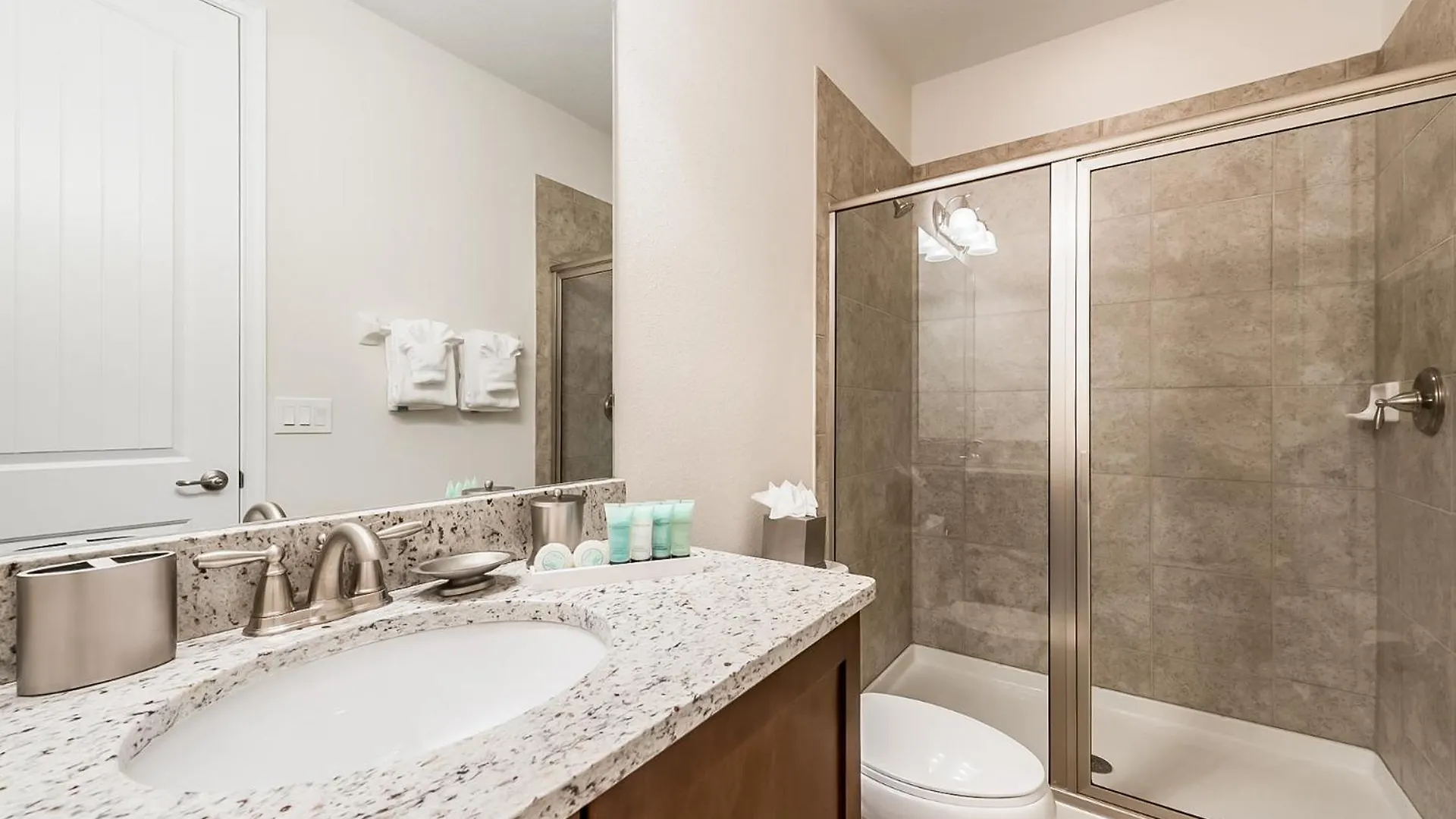 Spacious By Rentyl Near With Private Pool & Amenities - 391f Semesterbostad *