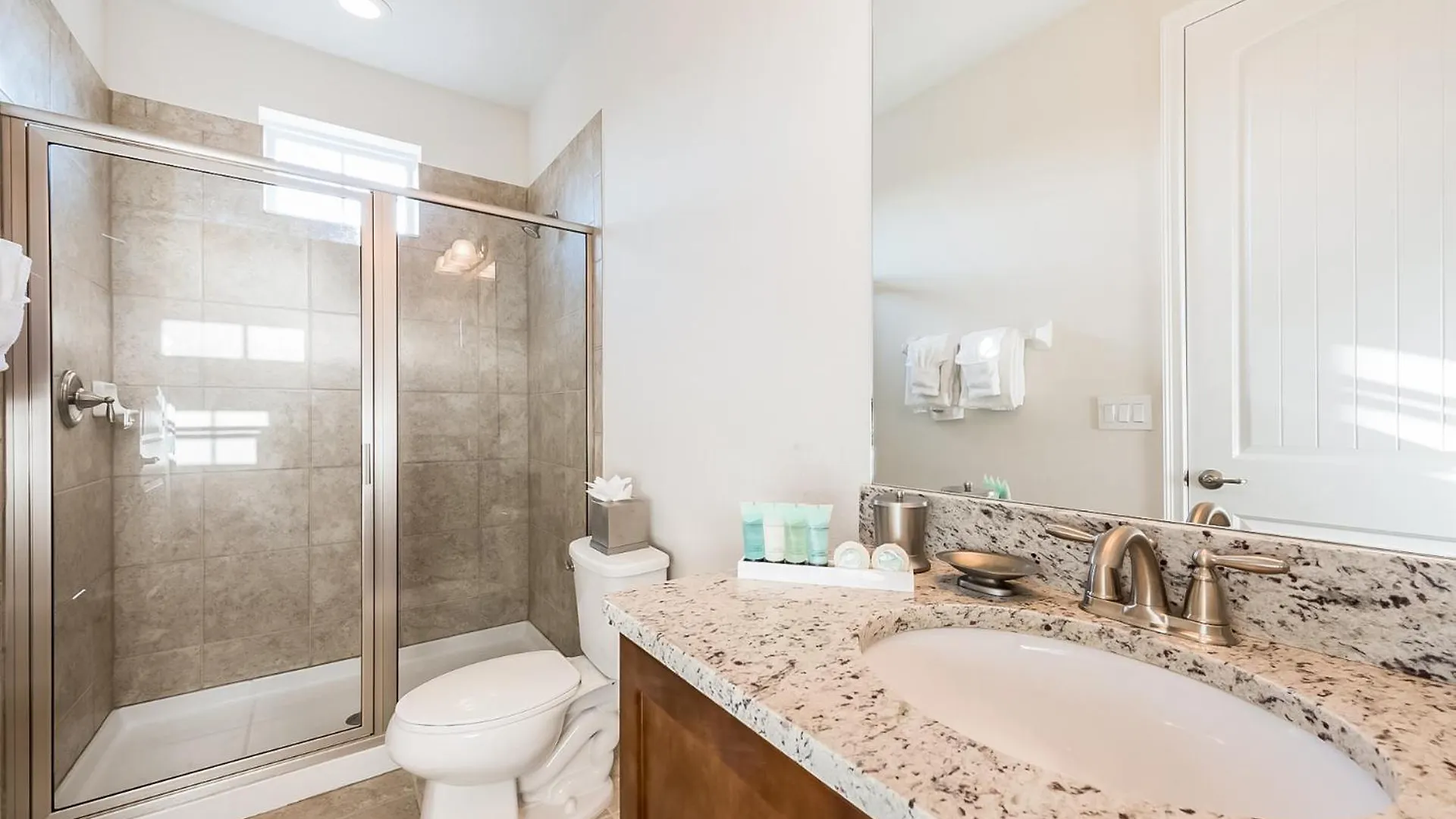 Semesterbostad Spacious By Rentyl Near With Private Pool & Amenities - 391f