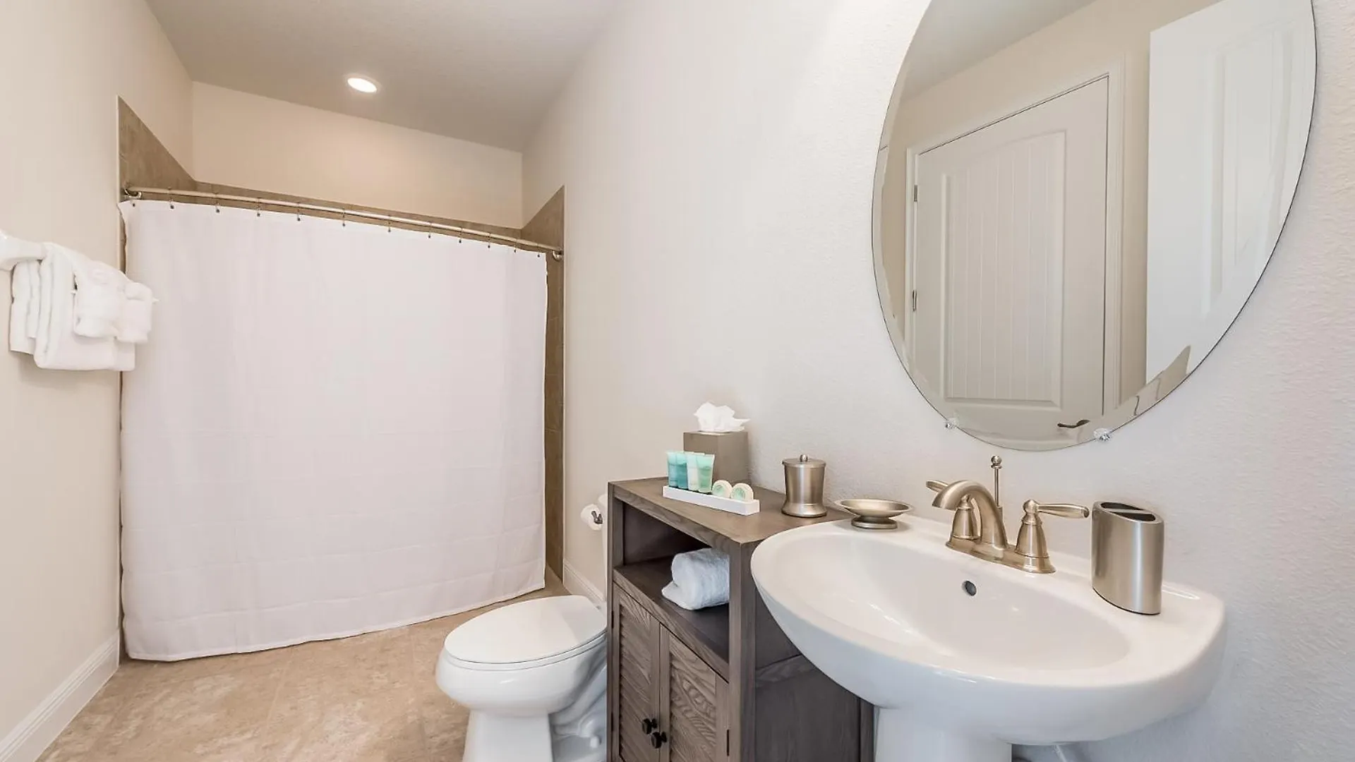 Semesterbostad Spacious By Rentyl Near With Private Pool & Amenities - 391f