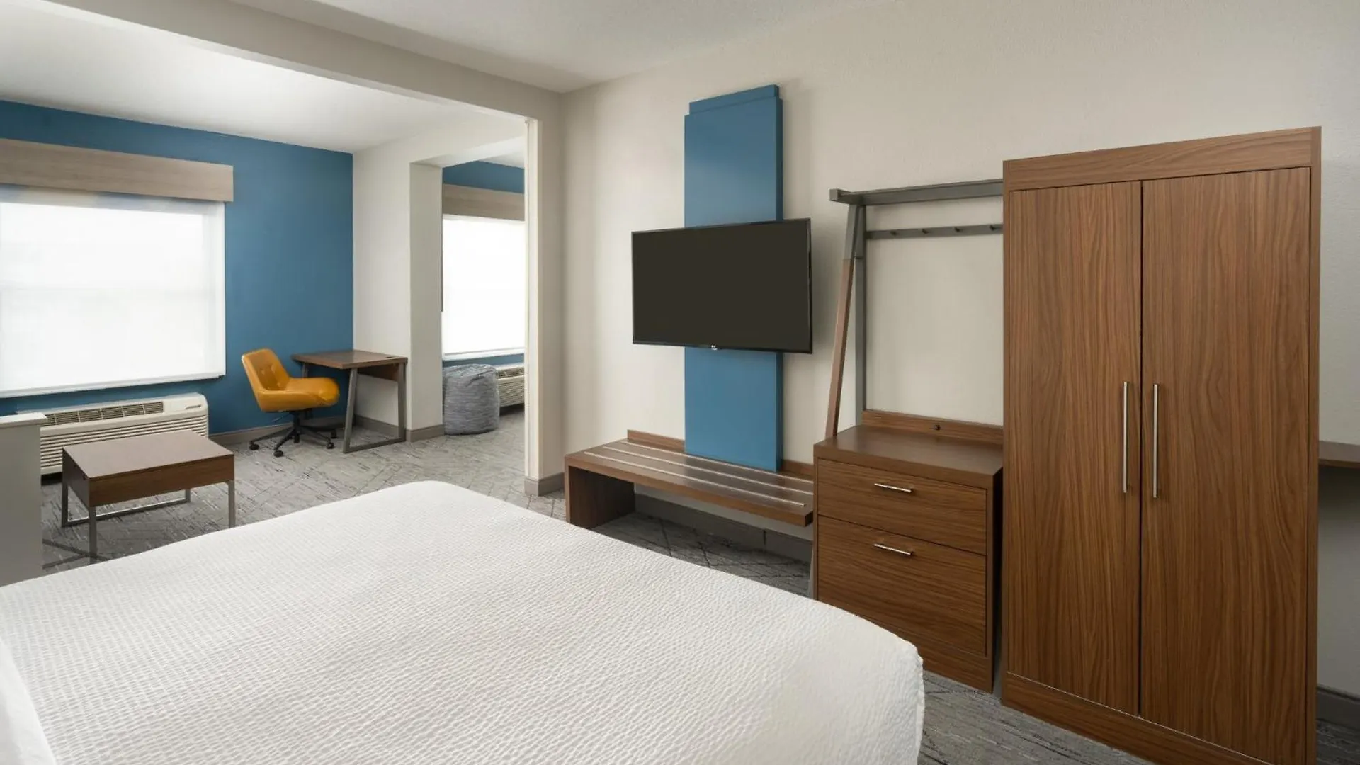 Holiday Express & International Airport By Ihg