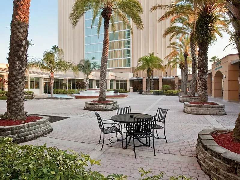 Hotel Doubletree By Hilton At The Entrance To Universal