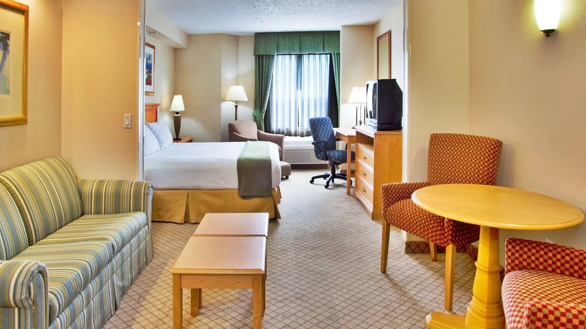 Resort & Across From Universal By Ihg