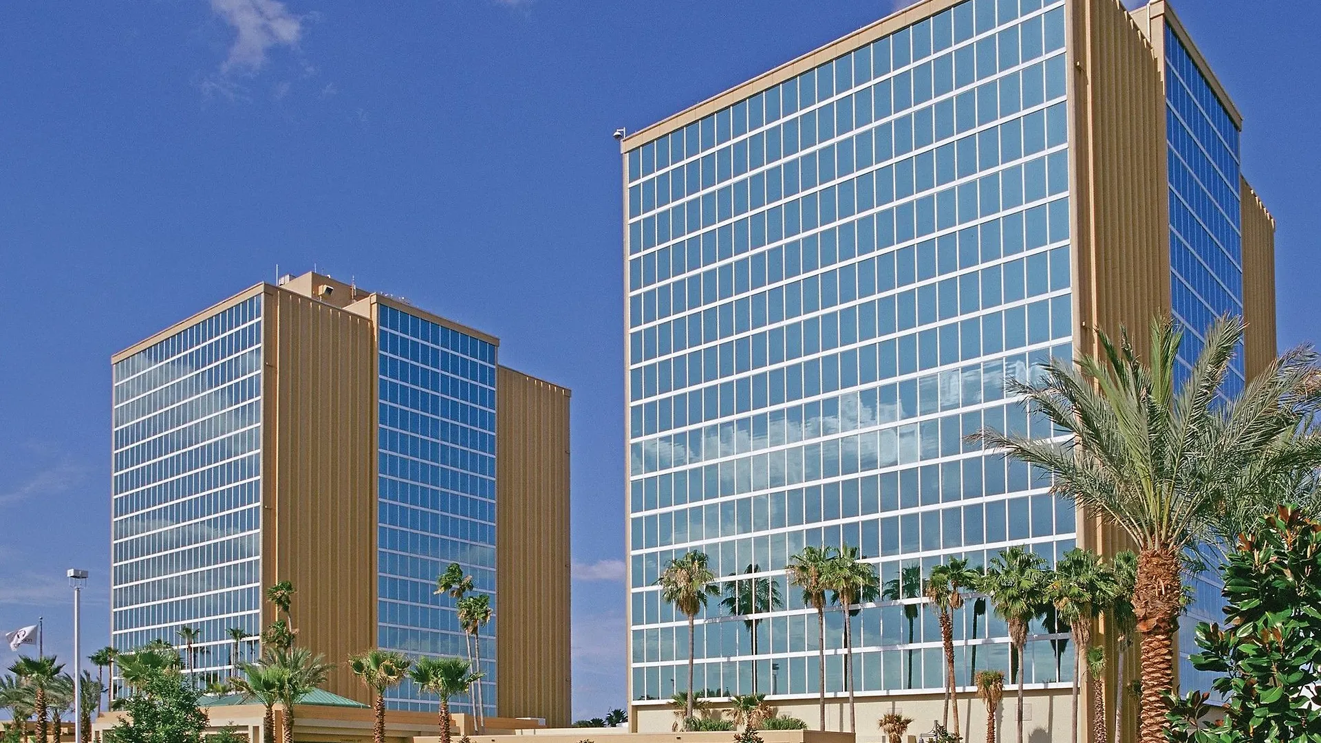 Doubletree By Hilton At The Entrance To Universal Hotel Orlando